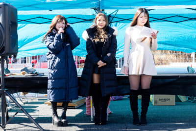 右からMCの桃 萌愛さん。イメージガールの“やよい”さん、“ぼーろ”さん