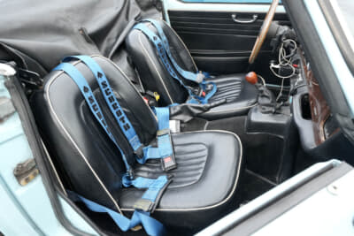 1965年製トライアンフ TR4A:シートはノーマルにシュロスの4点式シートベルトを装着している