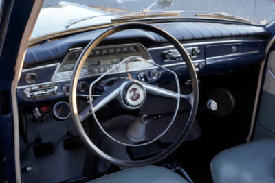 1959年製 ボルボ PV544：メッキが多用され、デザインにも先代PV444のデビューした1940年代の豪華な雰囲気が残るインパネ