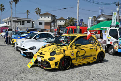 中にはドハデにカスタマイズしたアバルトの姿も