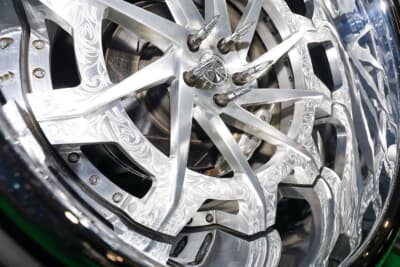 クライスラー 300C SRT8：ホイールは、市販品とは思えないほどのカスタム感を漂わすエングレービング処理を施したサヴィーニをセットする