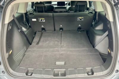 ジープ コマンダー：今回は3列目シートを倒してラゲッジルームとして使用でき、たっぷり荷物を収納することが可能