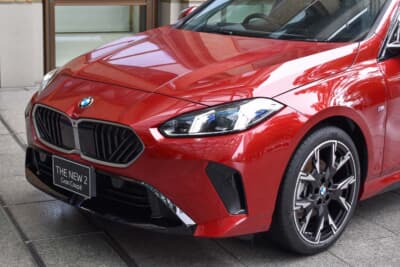 BMW 220d グランクーペ:BMW特有のキドニー・グリルに斬新な斜めのデザインを取り入れている
