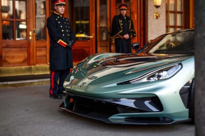 リマック ネヴェーラR：フロントは空力効率、姿勢、車幅を強調する水平ラインで、印象的かつテクニカルにデザインされている