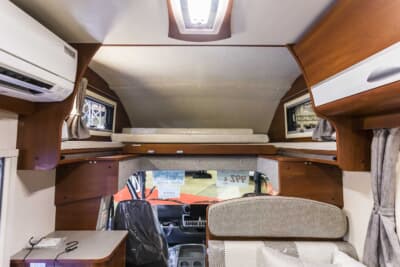 フジカーズジャパン ノヴァ タイプW：車体前方の運転席上部には、引き出し式のバンクベッドが備わっている
