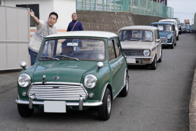 朝8時の会場とともに各地から集まったクラシック・ミニが入場。一番不安だったという朝の入場も、有志スタッフの誘導もあり混乱なく定員台数となる160台を収容。それからも集まった車両は別パーキングへ誘導