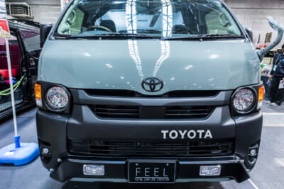 FEEL グロリアスVer. III ライトキャンピング：外装はFEELのフロントバンパーを装着しアーチモールを追加。これらとドアノブやミラーなどをブラックアウトしている