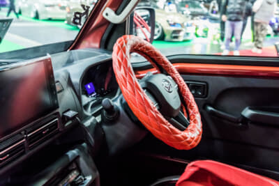 K-BREAKのダイハツ ハイゼットジャンボ 後期型：インテリアは赤をアクセントにコーディネート