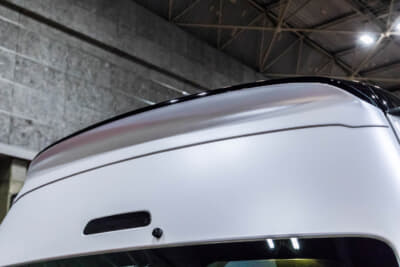 レガンス ハイエース ファインテックツアラー コンプリートカー：ルーフスポイラーなどのオプションパーツを装着し、ホワイトとブラックのツートーンでペイント