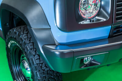 スズキ ジムニーシエラ MUDRON VINTAGE：純正よりも5cmほど装着位置を下げたバンパーまでの間を埋める、フェンダーエクステンションを装着