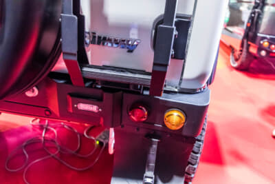 J-ROADのスズキ ジムニー:リアも丸い小さなテールランプがインストールされた金属製バンパーを装着