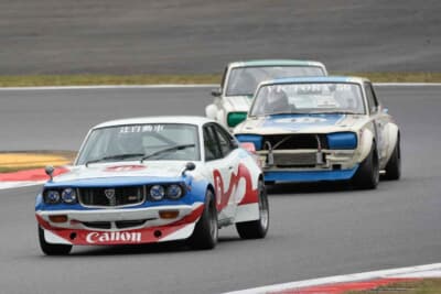 ハコスカGT-Rに先行してコーナーを駆け抜けるサバンナRX-3