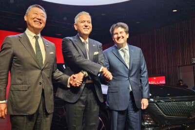 左からゼネラルモーターズ・ジャパン株式会社 代表取締役社長 若松格氏、GMアジア・パシフィック プレジデント＆マネージングディレクター ヘクター・ヴィラレアル氏、グローバル・キャデラック バイス・プレジデント ジョン・ロス氏