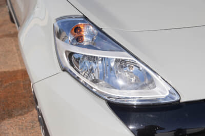 ルノー クリオRS シャシーカップ：軽量化のためプロジェクター式ヘッドライトも備わらない