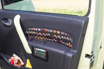 ルノー カングー クルール：ドアの内張りはにぎやかな犬の模様