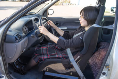 ルノー ルーテシアRS:ご主人が強度計算がされたステアリングラックカラーを製作してくれて、運転姿勢を適正化している