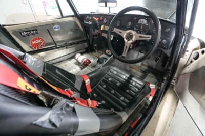 ダットサン フェアレディ2000：1975年からフェアレディ2000（1号車）に乗っているので、内装のモディファイも的確だ