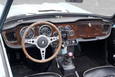 1965年製トライアンフ TR4A:ローズウッドの化粧パネルのダッシュパネル