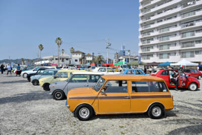 英国を代表する名車、ミニの一団も