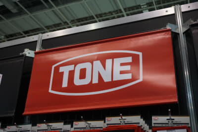 TONEのロゴはモータースポーツの会場でもよく見かける