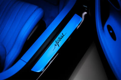 ブガッティ W16ミストラル：世界限定99台の最初の2台が納車された