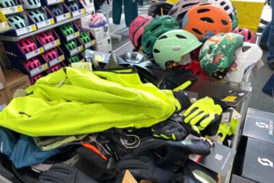 会場ではあちらこちらで掘り出し物のワゴンコーナーがあって魅力的