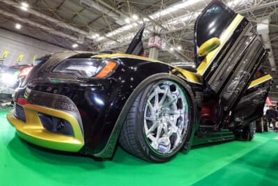 クライスラー 300C SRT8：あらゆるカスタムペイント手法によってリアルに立体的に表現された画はまさに芸術