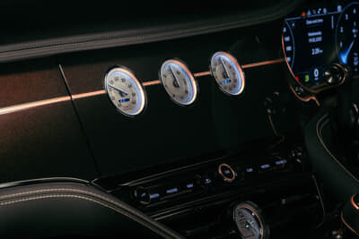 ベントレー バトゥール ザ・ブラックローズ:ローズゴールド製インサートマーカーなどが含まれ、ビスポークの精緻なクラフツマンシップを際立たせている