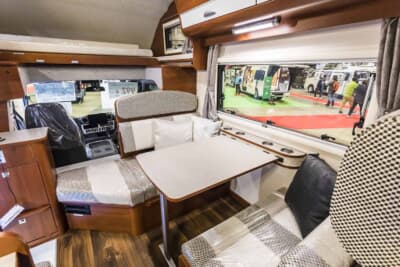 フジカーズジャパン ノヴァ タイプW：中央にはテーブルを挟んだダイネットが配置されており、夜間は幅90cmのベッドに変わる