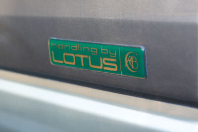 いすゞ 2代目 ビッグホーン ハンドリングバイロータス：ロゴがハンドリングバイロータスの証だ