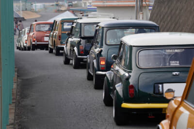 朝8時の会場とともに各地から集まったクラシック・ミニが入場。一番不安だったという朝の入場も、有志スタッフの誘導もあり混乱なく定員台数となる160台を収容。それからも集まった車両は別パーキングへ誘導