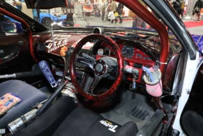 日産 シルビア：インテリアはダッシュを含めてラップペイント処理を施す。ステアリングもラップ仕様が凄い