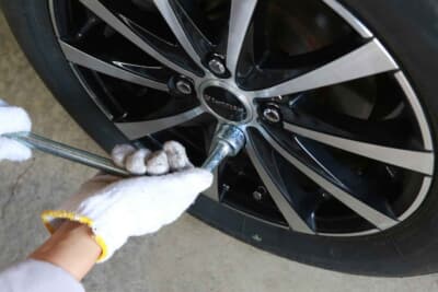 純正のレンチでも交換は可能だが、トルクレンチは持っておきたい