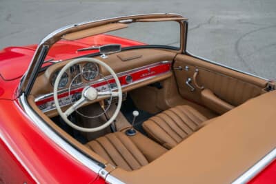 132万5000ドル（邦貨換算約2億670万円）で落札されたメルセデス・ベンツ「300SL ロードスター」（C）Courtesy of RM Sotheby's