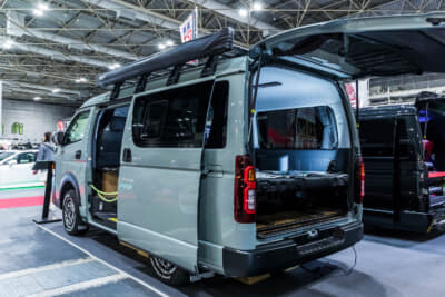 FEEL グロリアスVer. III ライトキャンピング：新色アーバンカーキの「アースカラーパッケージ」をベースに、オフロードテイストなカスタムを施している