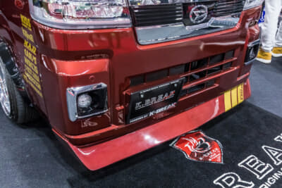 K-BREAKのダイハツ ハイゼットジャンボ 後期型：フロントバンパーには懐かしいスタイルのチンスポイラーが装着される