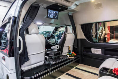 レガンス ハイエース ファインテックツアラー コンプリートカー：運転席背面にカウンターテーブルを設置している