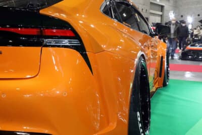 トヨタ プリウス:車体フォルムを崩さず、流れるようなデザインのオーバーフェンダーを装着。すべて新たに作り出した鉄板によって表現する