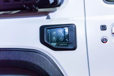 J-ROADのスズキ ジムニー:フューエルリッドをスタイリッシュに演出する