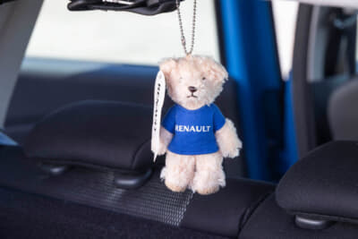 ルノー ルーテシア ゼン0.9L：車内にはルノーのテディベアの姿も