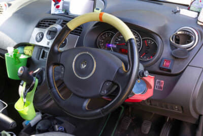 ルノー カングー クルール：インテリアもボディ色のグリーン系を中心にコーディネート