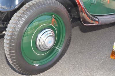 ダットサン フェートン：タイヤは4.00-16 バルーン