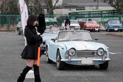 2025年のニューイヤーラリーで相川さん&松澤さん組の1965年製トライアンフ TR4Aがスタート