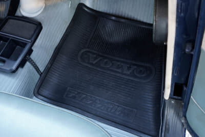 1959年製 ボルボ PV544：運転席、助手席ともに帝人ボルボ時代のマットをフロアに装着している