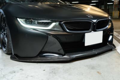 カーボン製のスポイラーを装着するBMW i8