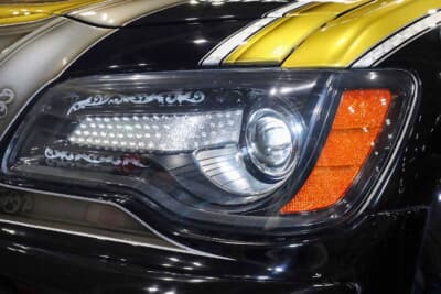 クライスラー 300C SRT8：ヘッドライトは内部にクリスタル反射テープを入れ、アクリル板のレース模様を透かし処理を施して配置する