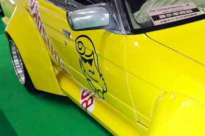 トヨタ GX71型 チェイサー：運転席側の「トリッキー」は、ヤンチャなリーゼント&グラサンスタイルで描かれていた