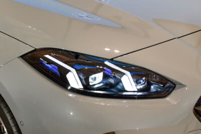 BMW M235 xDrive グランクーペ:よりシャープかつスポーティなデザインのアダプティブLEDヘッドライトが印象的