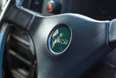 いすゞ 2代目 ビッグホーン ハンドリングバイロータス：ステアリングの中央にも、同じくハンドリングバイロータスのロゴが入る