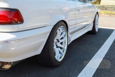 トヨタ 5代目 カローラレビン：ホイールは16インチの8.5J、オフセットは+25で装着。リアフェンダーはツメ折と叩き出しで対応
